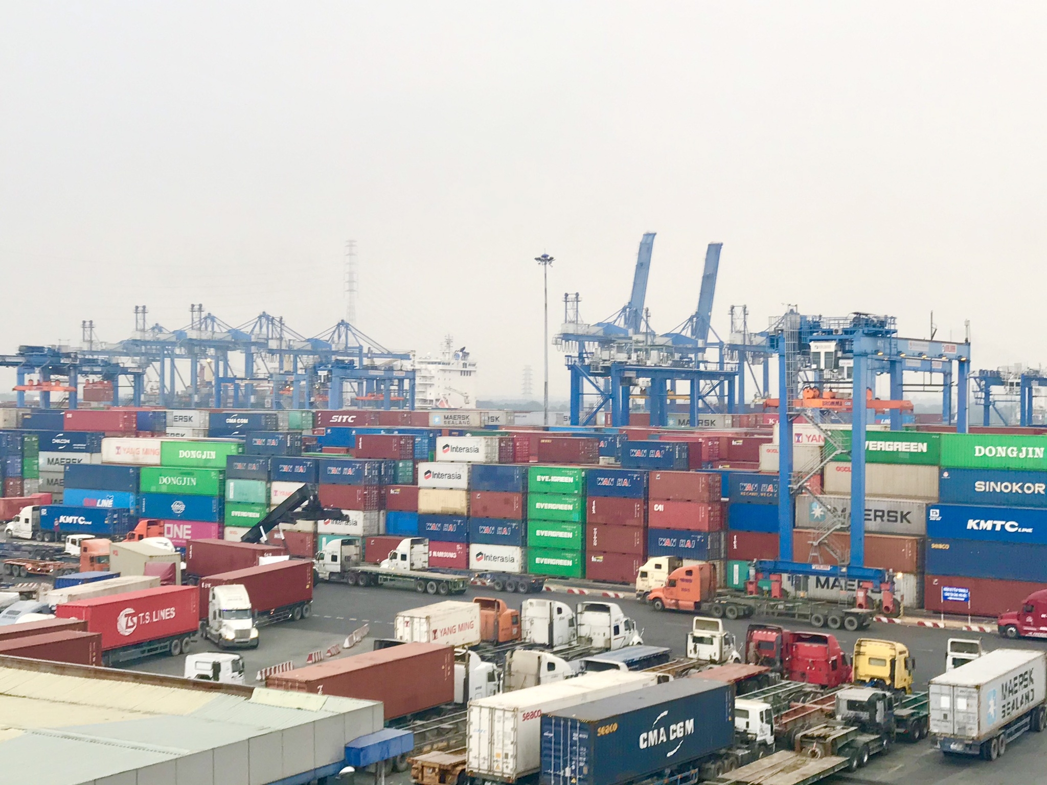 Các hãng vận tải container lại báo tăng phí