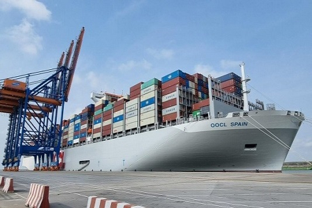 SIÊU TÀU CONTAINER LỚN NHẤT THẾ GIỚI OOCL SPAIN CẬP CẢNG CÁI MÉP - THỊ VẢI