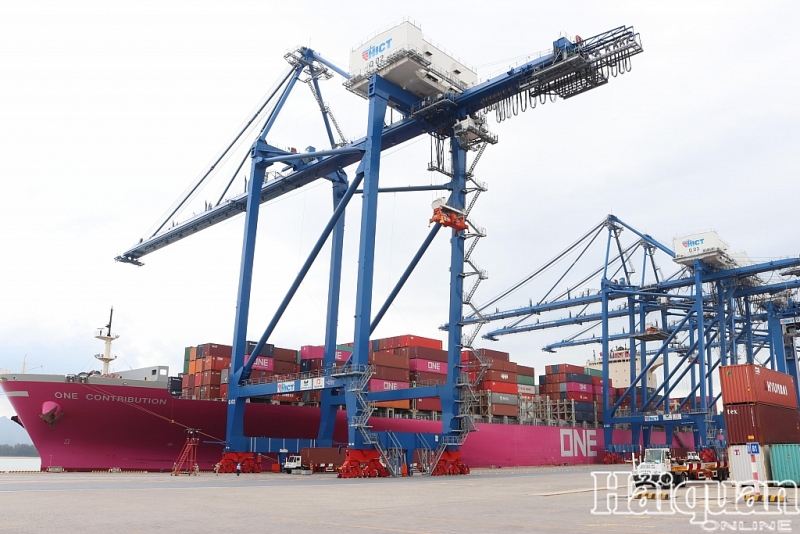 Chiêm ngưỡng siêu tàu "màu hồng" 90.000 tấn cập cảng container quốc tế Hải Phòng