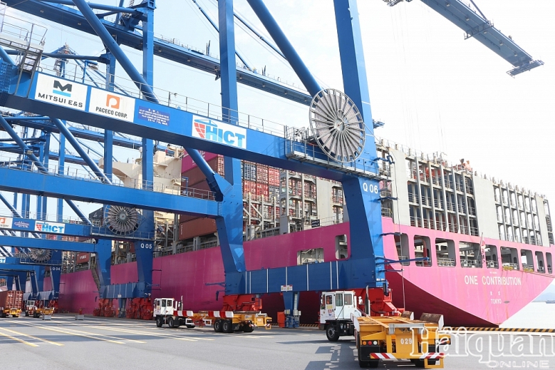 Chiêm ngưỡng siêu tàu "màu hồng" 90.000 tấn cập cảng container quốc tế Hải Phòng