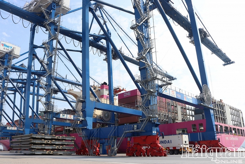 Chiêm ngưỡng siêu tàu "màu hồng" 90.000 tấn cập cảng container quốc tế Hải Phòng
