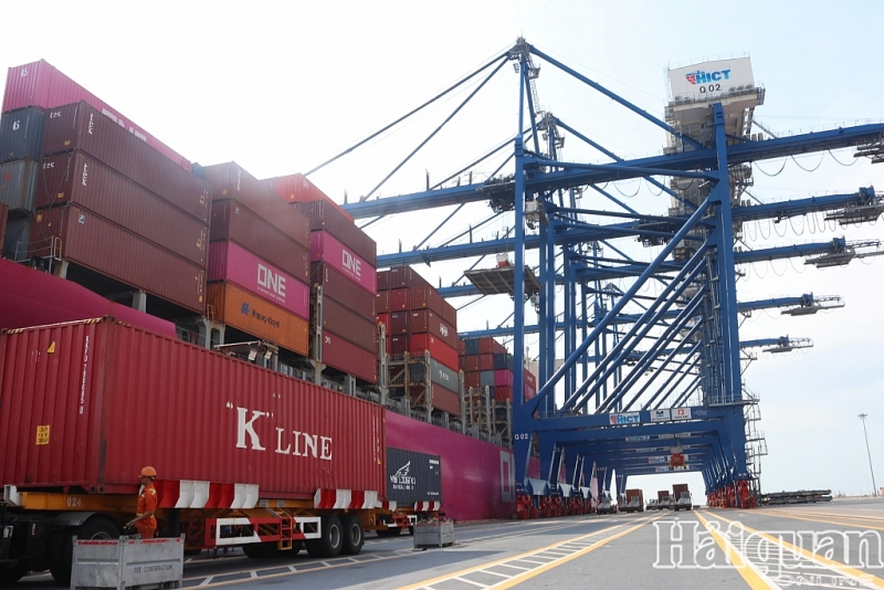 Chiêm ngưỡng siêu tàu "màu hồng" 90.000 tấn cập cảng container quốc tế Hải Phòng