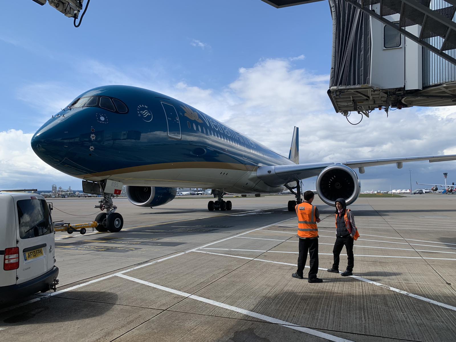VN55 khởi hành từ Hà Nội đến London mang theo những thùng khẩu trang y tế hỗ trợ người dân Anh chống dịch. (Ảnh: VNUK)