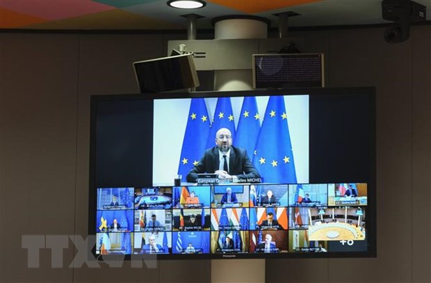 Chủ tịch Hội đồng châu Âu Charles Michel (phía trên) và lãnh đạo các nước EU họp thượng đỉnh trực tuyến về kế hoạch phục hồi sau đại dịch COVID-19.