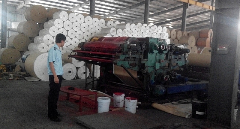 Công chức hải quan tiến hành kiểm tra cơ sở sản xuất doanh nghiệp gia công. (Ảnh: Hải quan Hải Phòng cung cấp)