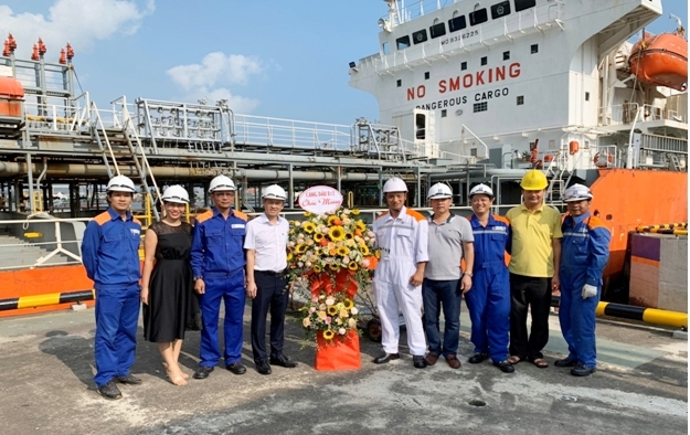 Cảng dầu B12 đón tàu Long Phú 20 lần đầu tiên cập cầu 40.000 DWT