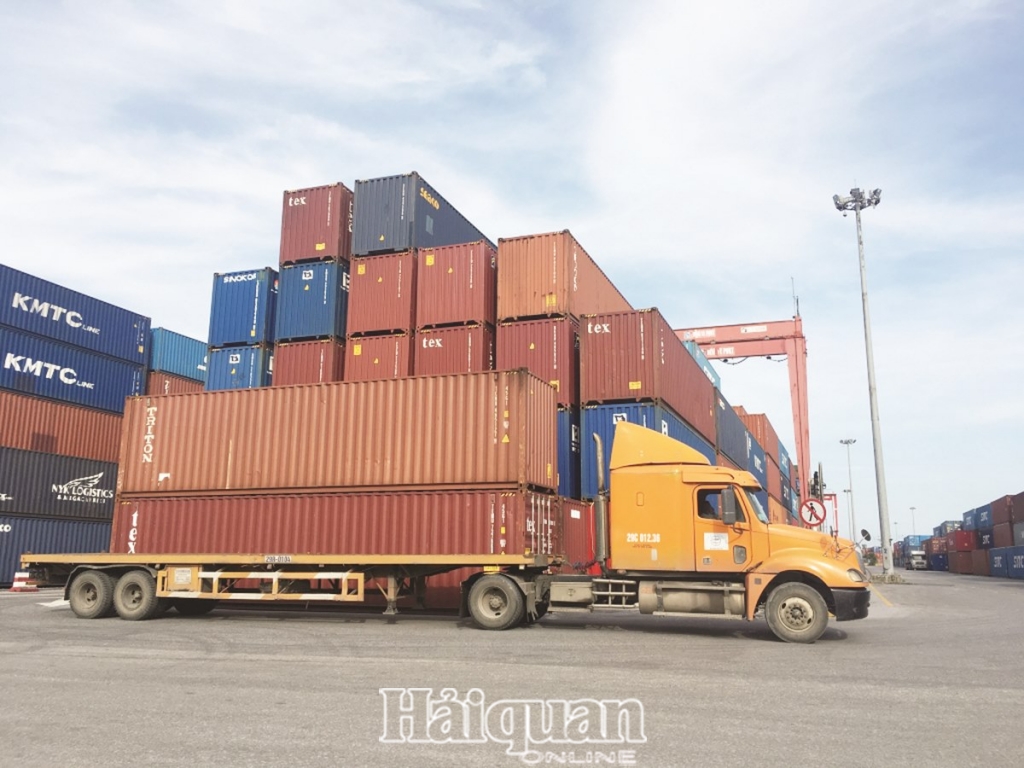 Thí điểm giám sát hải quan bằng seal định vị điện tử đối với hàng hoá vận chuyển chịu sự giám sát nhằm ngăn ngừa gian lận, chủ động quản lý. Ảnh: N.Linh.