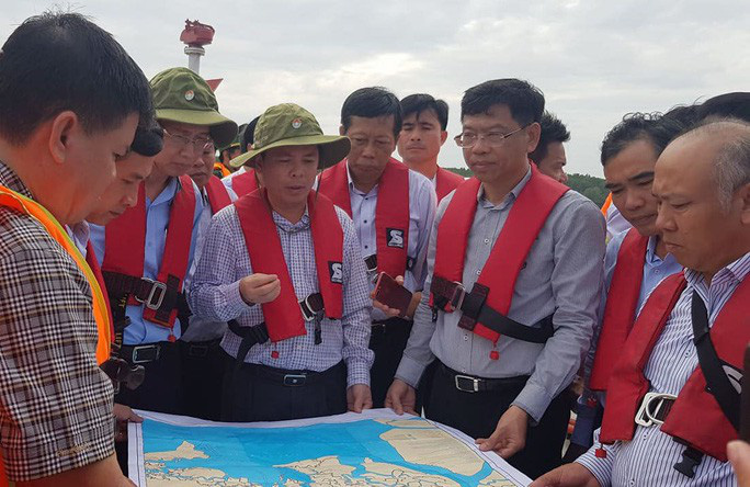 Kiểm tra môi trường nước xung quanh tàu 8000 tấn bị chìm Kiểm tra môi trường nước xung quanh tàu 8000 tấn bị chìm