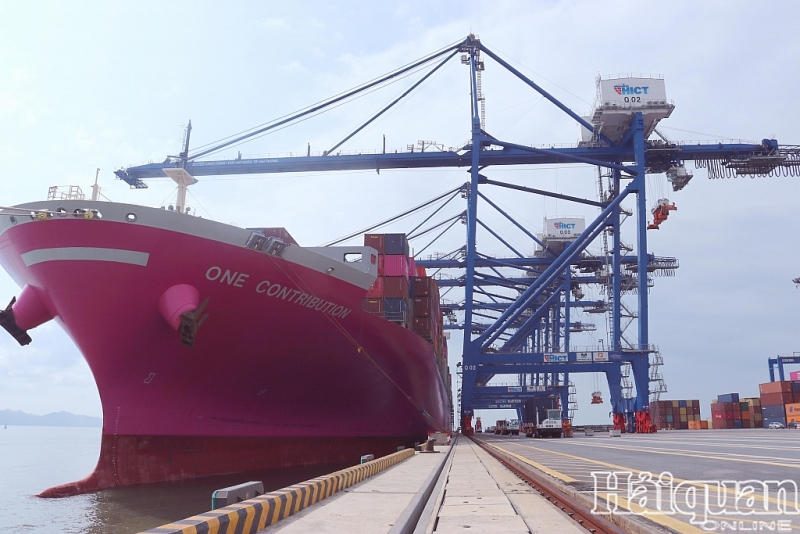 Chiêm ngưỡng siêu tàu "màu hồng" 90.000 tấn cập cảng container quốc tế Hải Phòng