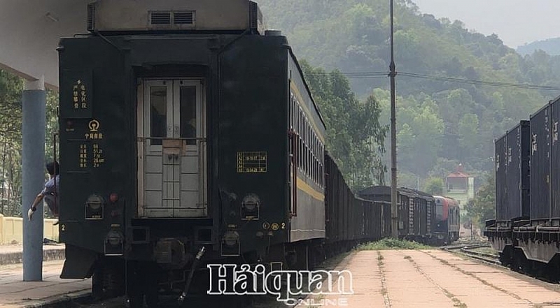Tàu chở hàng di chuyển từ ga Đồng Đăng đi ga Bằng Tường (Trung Quốc) xuất phát trong chiều ngày 24/2/2020. Ảnh: H.Nụ