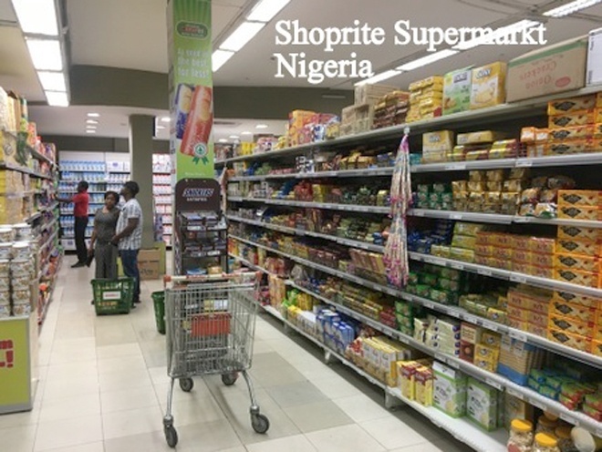Quầy bánh kẹo tại siêu thị Shoprite Nigeria, trong đó nhập khẩu bánh Cosy Kinh Đô và LAMOSA của Việt Nam