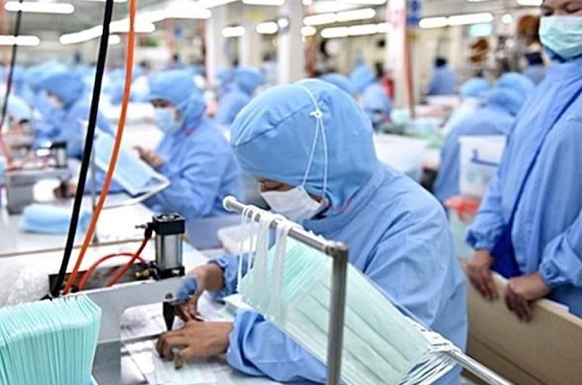 Theo Bộ Y tế, năng lực sản xuất của 47 DN sản xuất khẩu trang của Việt Nam có thể lên đến 25,5 triệu chiếc khẩu trang/ngày nếu đủ nguyên liệu sản xuất.